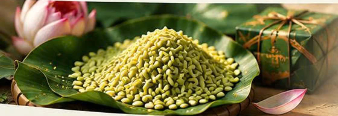 Cốm xanh trên lá sen bên hộp quà